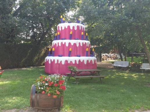 Location décoration gâteau d'anniversaire géant