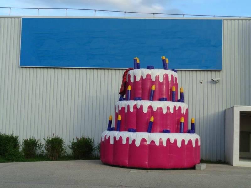 Location gateau d'anniversaire géant gonflable